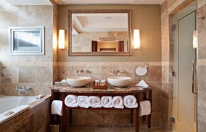 LuxurySuiteBathroom